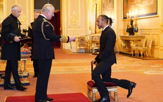 Hamilton recebe título de Cavaleiro da Ordem do Império Britânico
