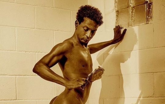 Luis Miranda comemora aniversário de 52 anos com foto ousada nas redes sociais