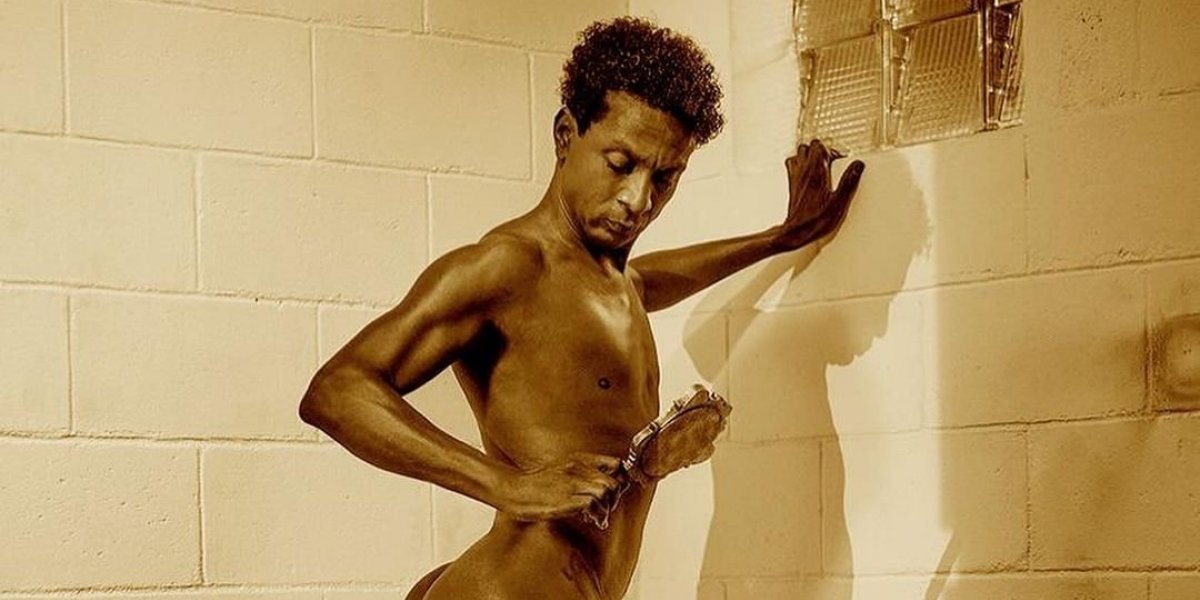 Luis Miranda comemora aniversário de 52 anos com foto ousada nas redes sociais