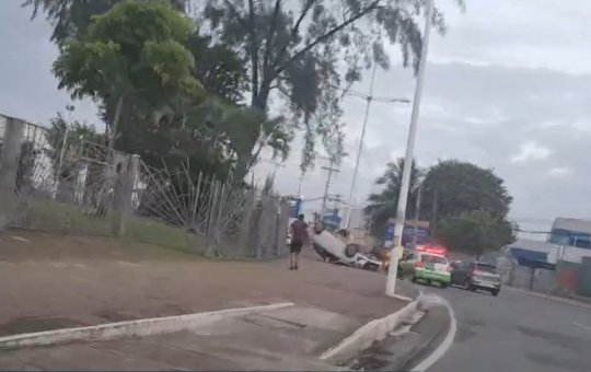 Carro capota na Praça Irmã Dulce, na Cidade Baixa