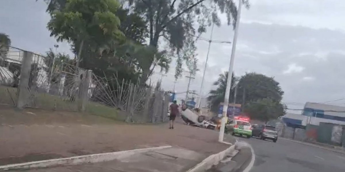 Carro capota na Praça Irmã Dulce, na Cidade Baixa