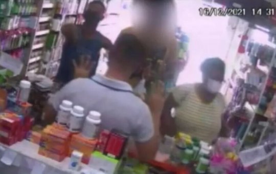 Farmácia é assaltada por homens armados na Liberdade