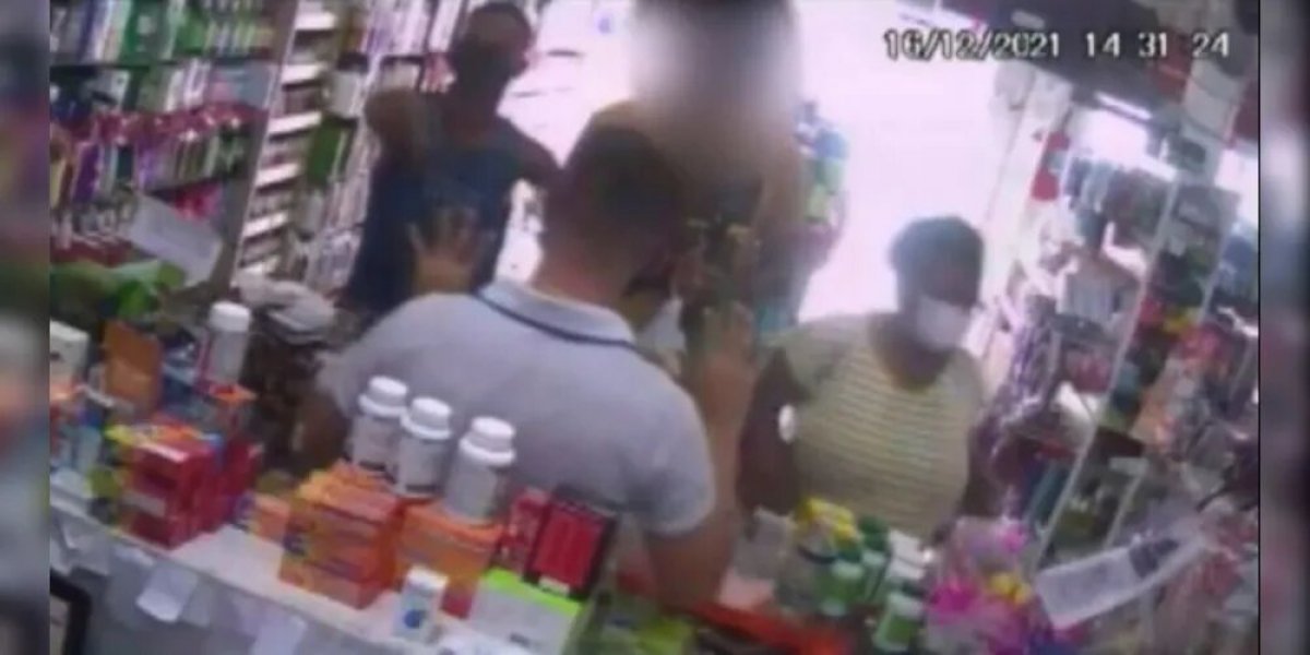 Farmácia é assaltada por homens armados na Liberdade