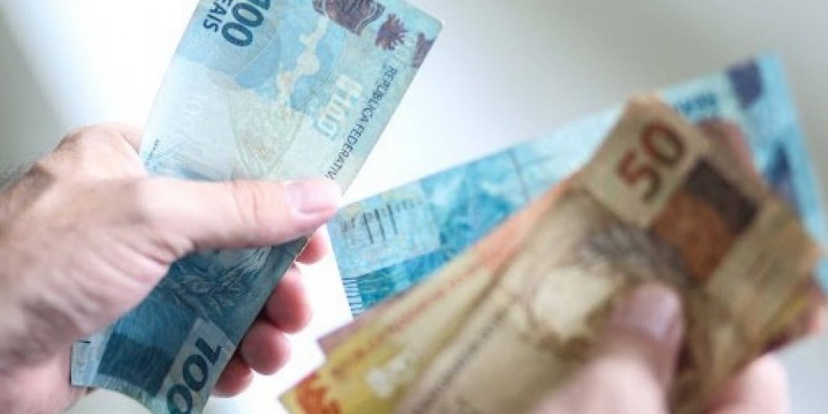 Relator sobe para R$ 1.210 previsão para o salário mínimo no próximo ano