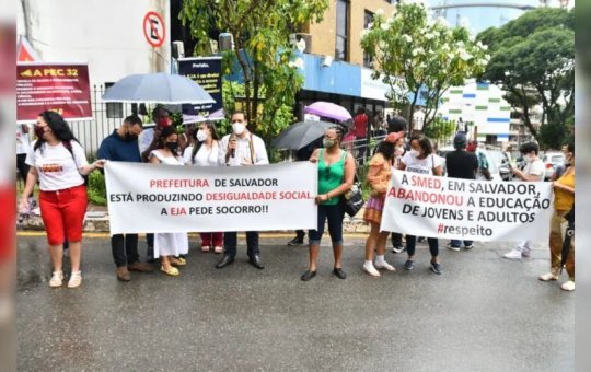 Educadores protestam contra fechamento de pelo menos 37 escolas da EJA