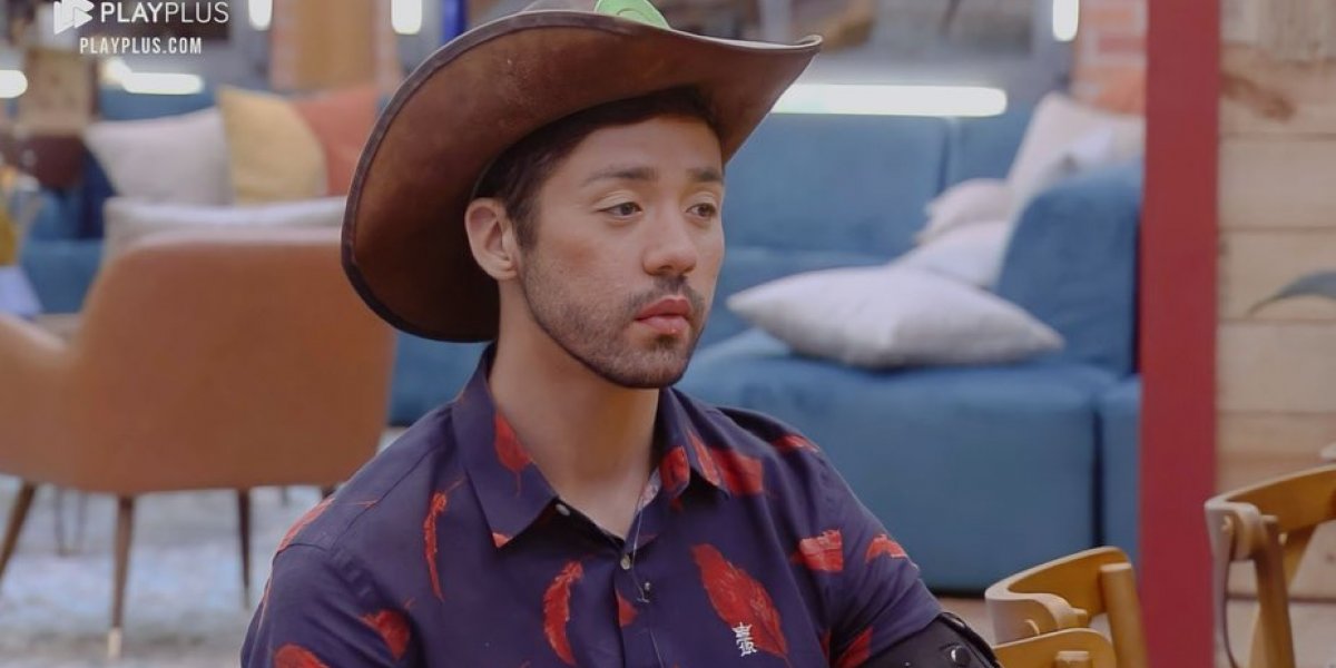 Rico chora ao falar do pai: “Escondia as facas dele”