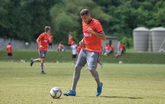 Vitória recebe proposta e deve vender atacante Samuel a clube japonês