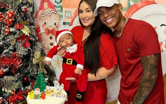 Abner Pinheiro e Ju Brasil comemoram 'mêsversário' do filho em clima de Natal