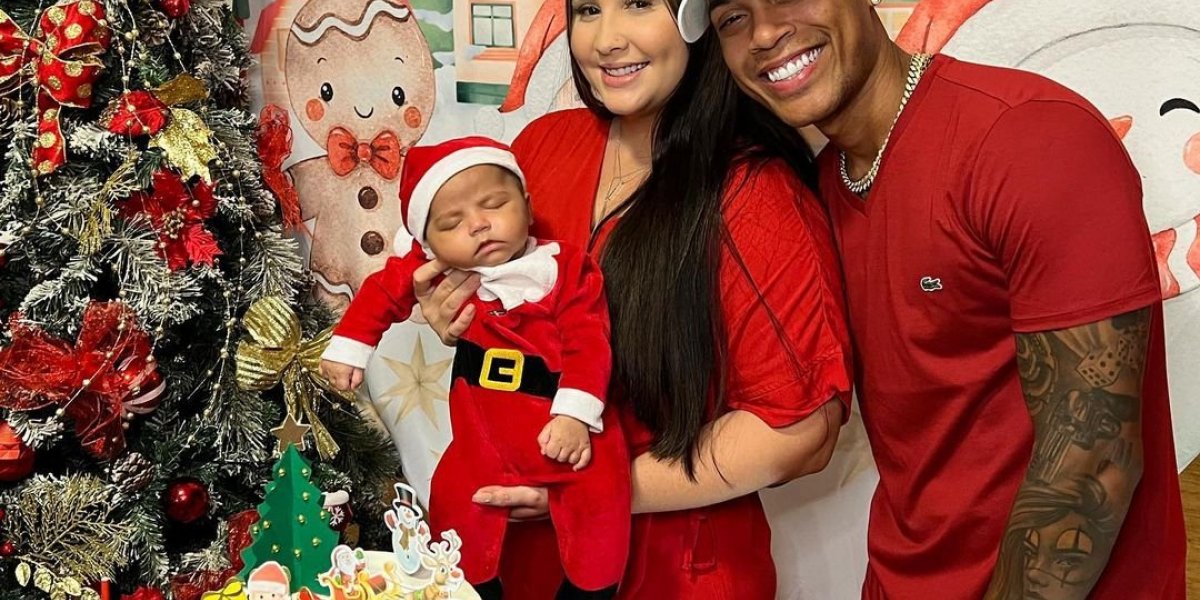 Abner Pinheiro e Ju Brasil comemoram 'mêsversário' do filho em clima de Natal