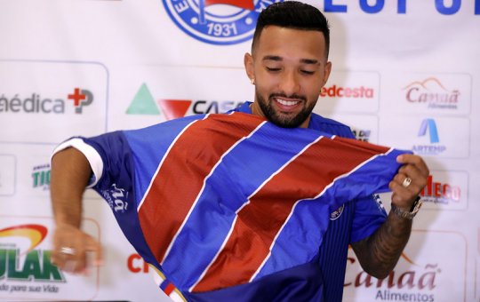 Envolvido em polêmica, meia-atacante Clayson interessa ao Santos