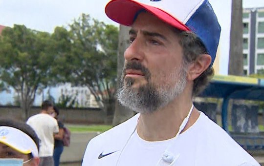 Marcos Mion percorre 110 km a pé e paga promessa à Aparecida por estar na Globo