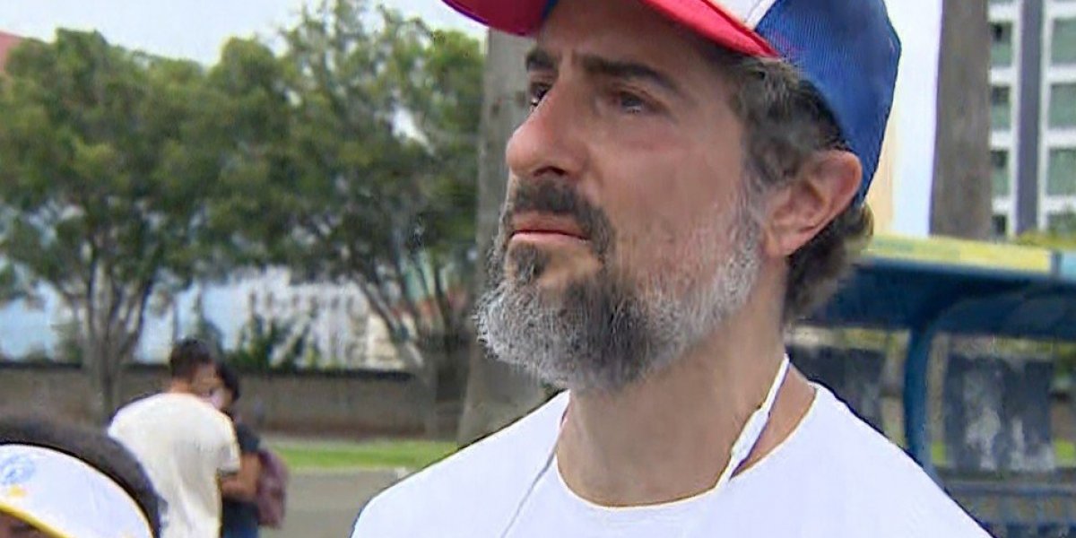 Marcos Mion percorre 110 km a pé e paga promessa à Aparecida por estar na Globo