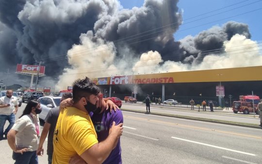 Supermercado em Florianópolis pega fogo e clientes saem desesperados; Veja vídeo