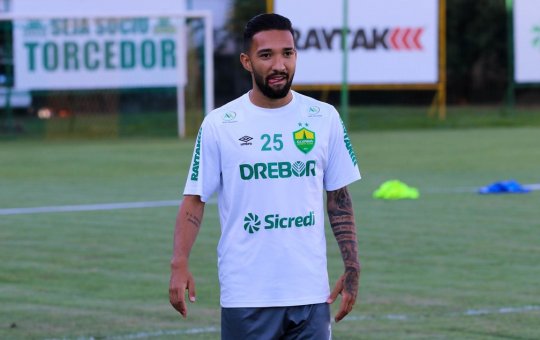 Após ser especulado no Santos, presidente nega acerto com Clayson