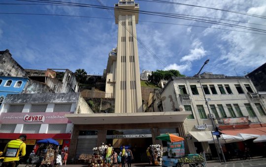 Elevador Lacerda volta a funcionar após ter serviço suspenso