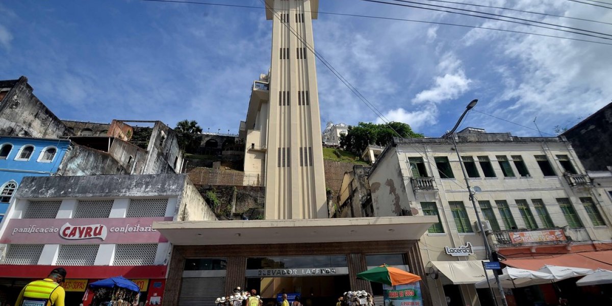 Elevador Lacerda volta a funcionar após ter serviço suspenso