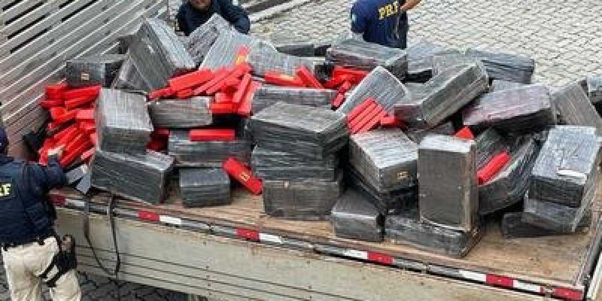 PRF investiga origem das 2 toneladas de maconha apreendidas em Feira de Santana