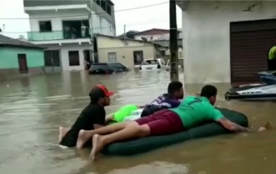 Voluntários usam jet-skis para resgatar moradores de cidade do Extremo Sul