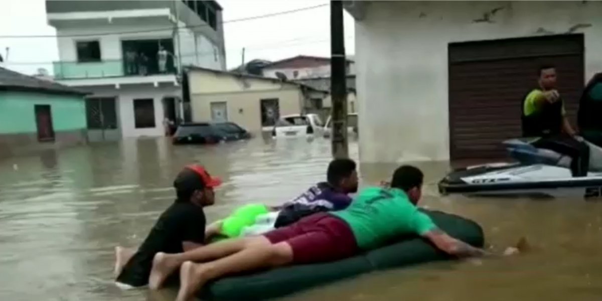 Voluntários usam jet-skis para resgatar moradores de cidade do Extremo Sul