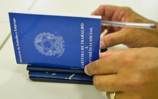 Desemprego cai para 12,1%, mas ainda atinge 12,9 milhões de brasileiros