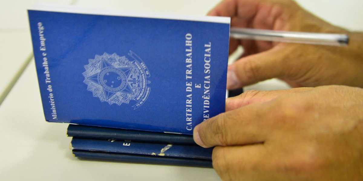 Desemprego cai para 12,1%, mas ainda atinge 12,9 milhões de brasileiros