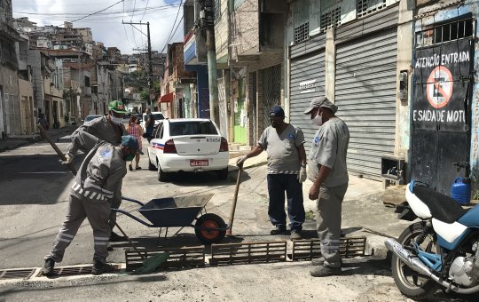 Seman intensifica limpeza de bueiros e caixas de sarjetas em bairros de Salvador