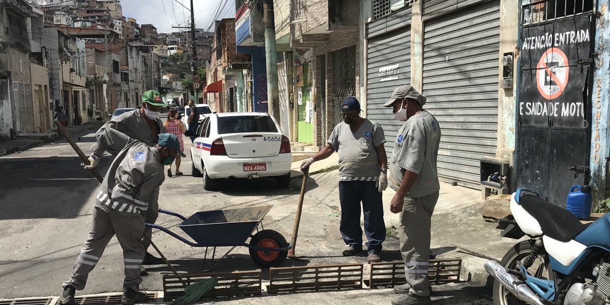 Seman intensifica limpeza de bueiros e caixas de sarjetas em bairros de Salvador