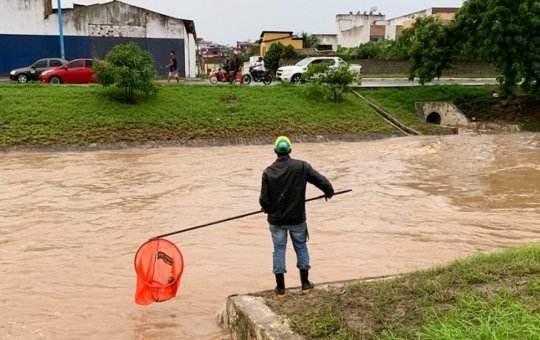 Moradores de Jequié aproveitam enchente pra pescar; Prefeitura alerta para risco