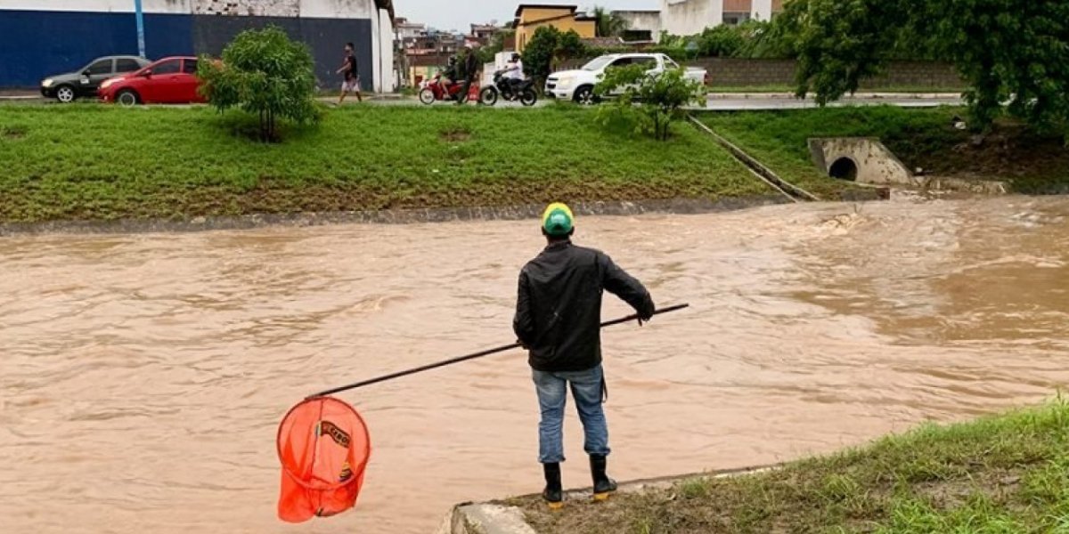 Moradores de Jequié aproveitam enchente pra pescar; Prefeitura alerta para risco