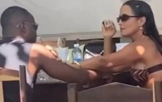 Thiaguinho e Carol Peixinho viajam juntos e são flagrados trocando carícias