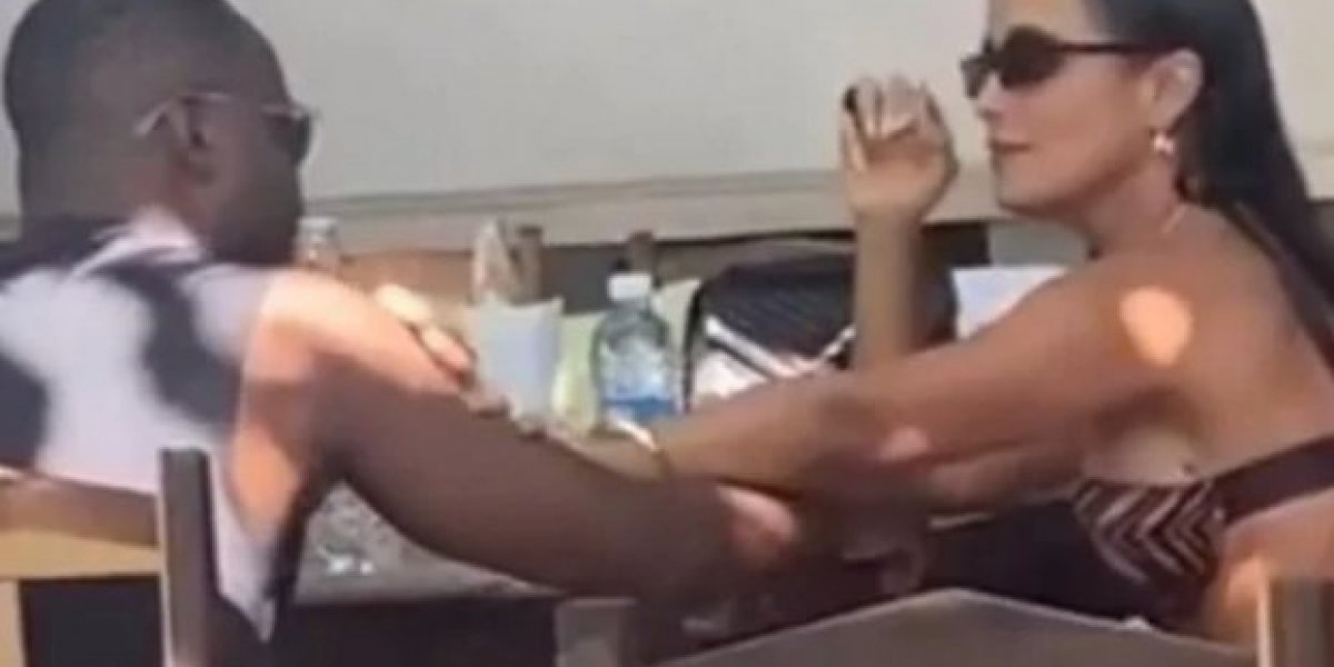 Thiaguinho e Carol Peixinho viajam juntos e são flagrados trocando carícias