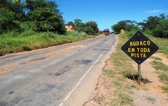 1 adulto e 3 crianças morrem em batida entre ônibus na BR-349, no Oeste baiano