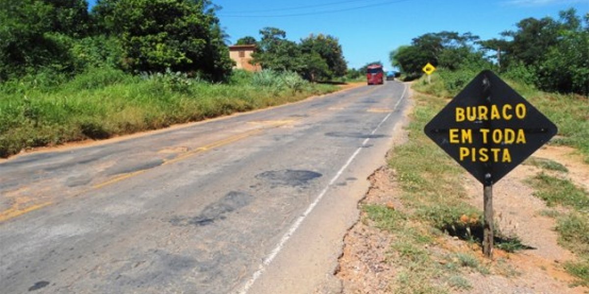 1 adulto e 3 crianças morrem em batida entre ônibus na BR-349, no Oeste baiano