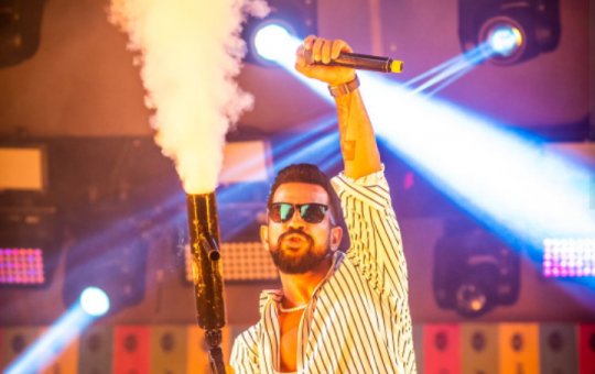 Apresentação de Dennis DJ no Réveillon Amoré animou quem estava no local