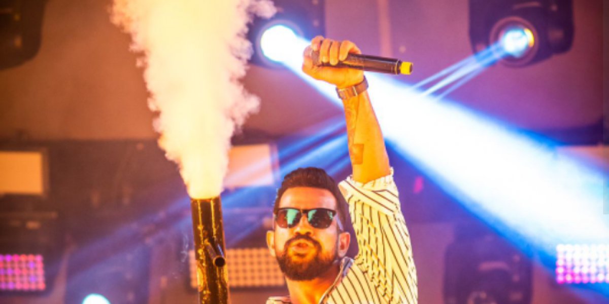 Apresentação de Dennis DJ no Réveillon Amoré animou quem estava no local