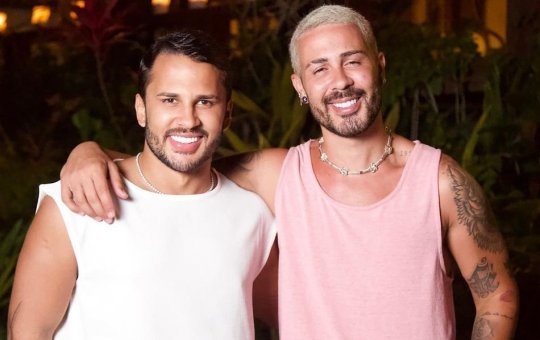 Carlinhos Maia e Lucas Guimarães curtem reveillón em Trancoso