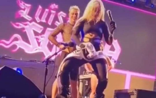 Luísa Sonza esfrega calça de fã nas partes íntimas após pedido 