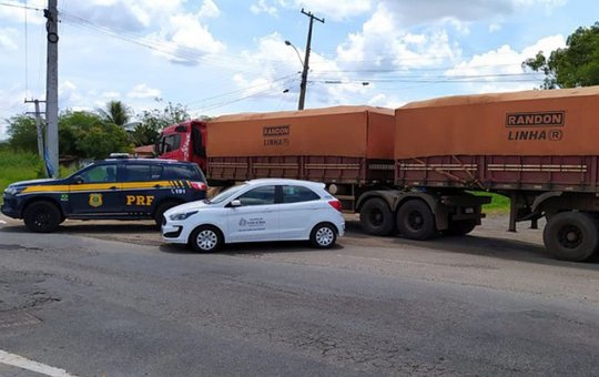 PRF apreende carga de farinha de trigo com sonegação fiscal em Feira de Santana