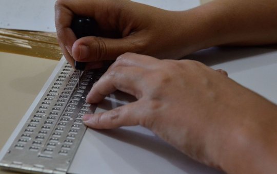 Pandemia reforça importância do braille para deficientes visuais
