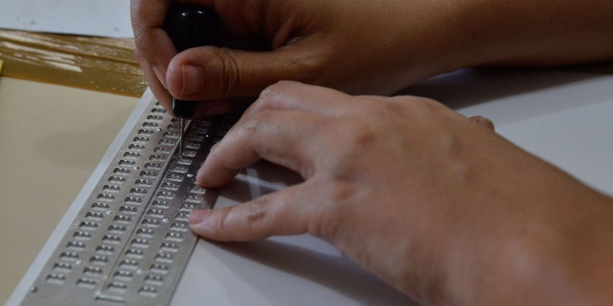 Pandemia reforça importância do braille para deficientes visuais