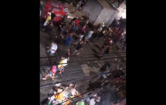 Festa tipo 'paredão' é encerrada no bairro do Garcia pela Polícia Militar