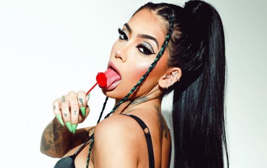 Apresentador vaza vídeo íntimo da MC Mirella e diz: "Veja com moderação"