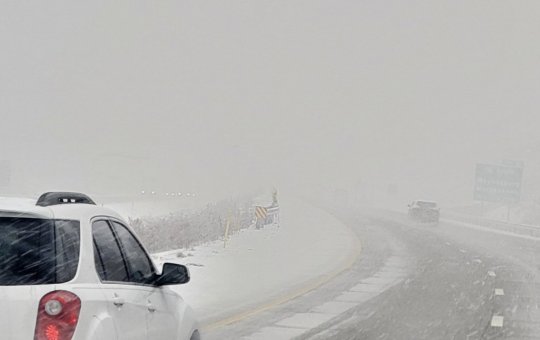 Milhares de motoristas ficam parados em estrada coberta de neve nos EUA