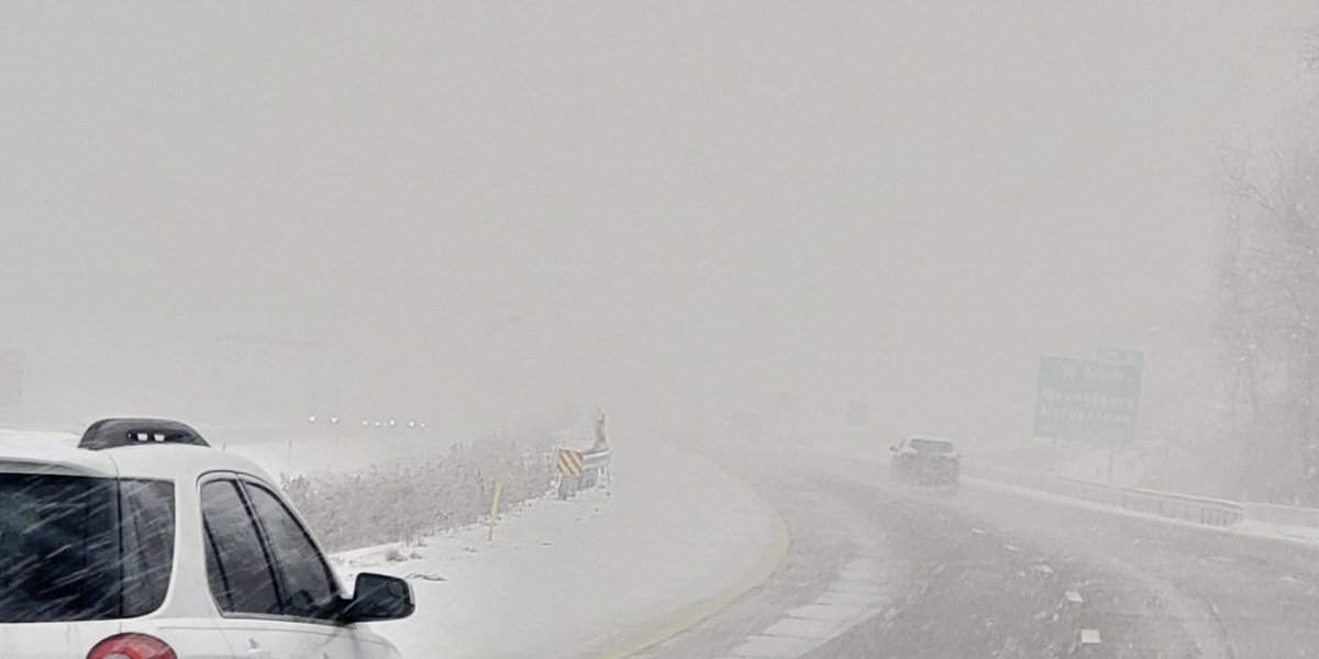 Milhares de motoristas ficam parados em estrada coberta de neve nos EUA