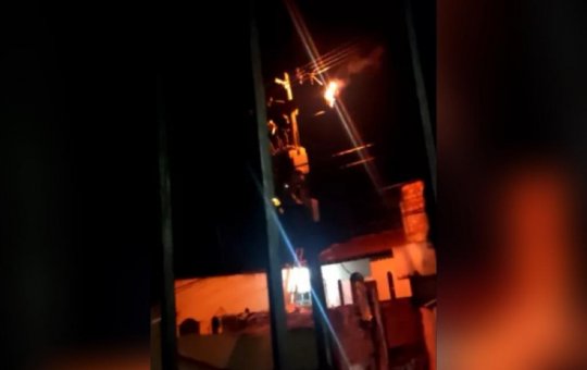 Castelo Branco fica sem energia elétrica após fiação de poste pegar fogo