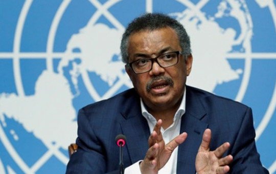 Chefe da OMS diz que Ômicron pode ser menos grave, mas não é leve