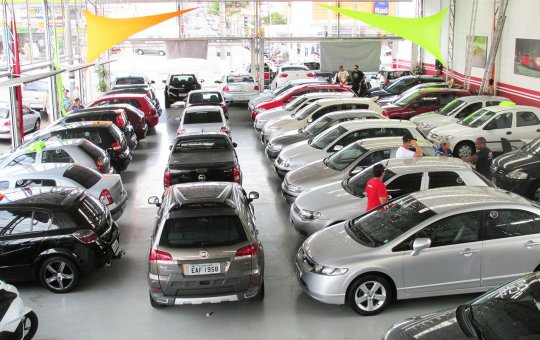 Venda de veículos caiu, mas de caminhões e motos aumentou, diz Fenabrave