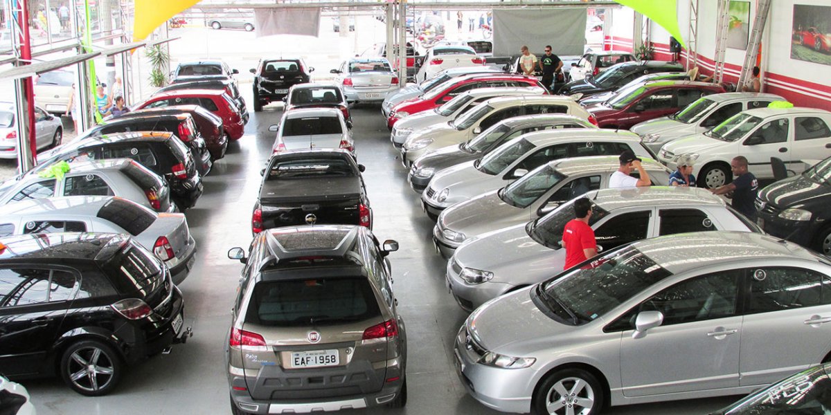 Venda de veículos caiu, mas de caminhões e motos aumentou, diz Fenabrave