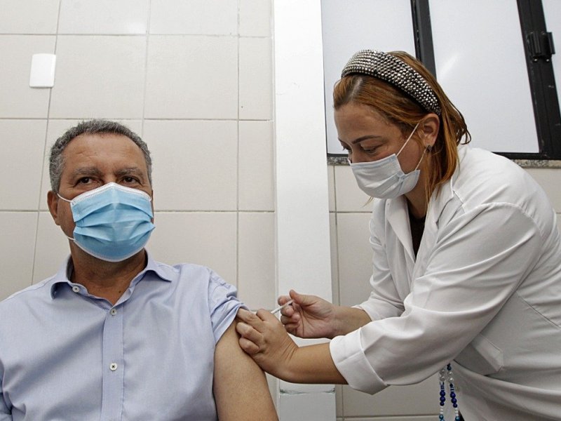 Covid-19: Rui Costa toma a terceira dose da vacina