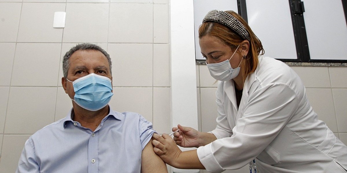 Covid-19: Rui Costa toma a terceira dose da vacina